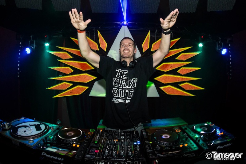 L Plus – Avenger (Hideout Sampler 2) [Technique Recordings]